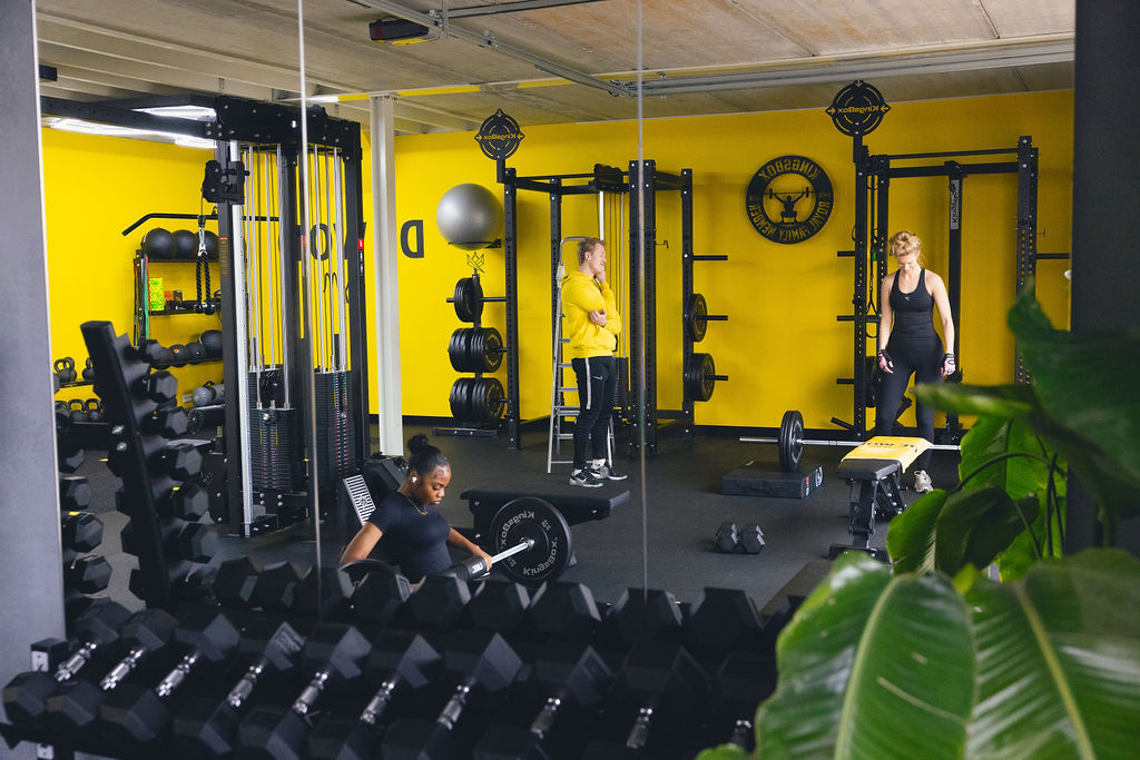 Zelfstandig trainen in de open gym van DE WOLD Gym Almere, toegang van 06:00 tot 23:00