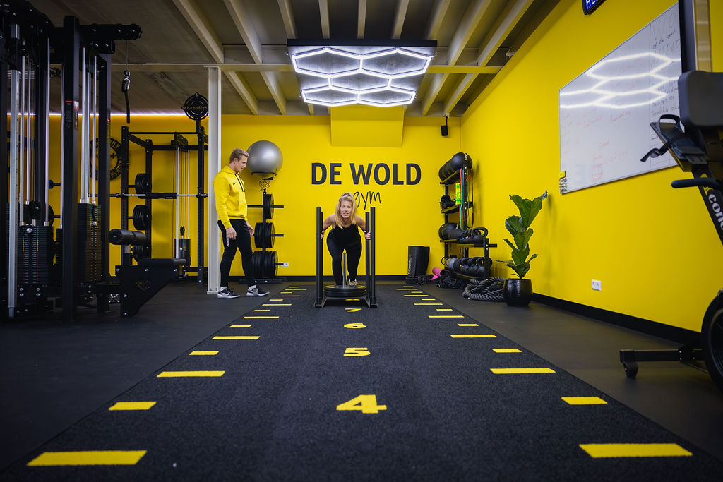 Zelfstandig trainen in de open gym van DE WOLD Gym Almere, toegang van 06:00 tot 23:00