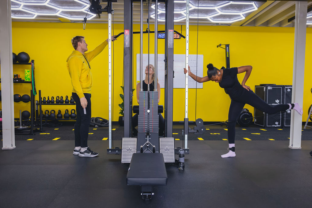 Zelfstandig trainen in de open gym van DE WOLD Gym Almere, toegang van 06:00 tot 23:00