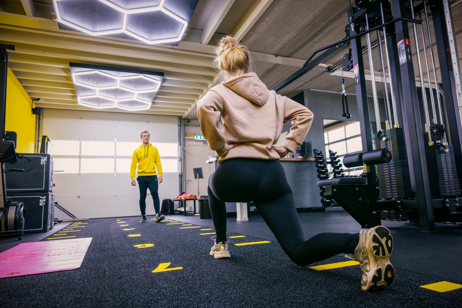 Zelfstandig trainen in de open gym van DE WOLD Gym Almere, toegang van 06:00 tot 23:00
